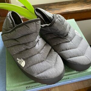 NEW WOMENS NORTH FACE GRAY THERMOBALL ECO TRACTION BOOTIE SLIPPER SIZE 6